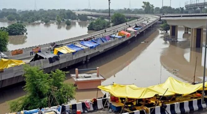 दिल्लीमा बाढीको वितण्डा, सबै शिक्षण संस्था बन्द, जनजीवन नराम्रोसँग प्रभावित